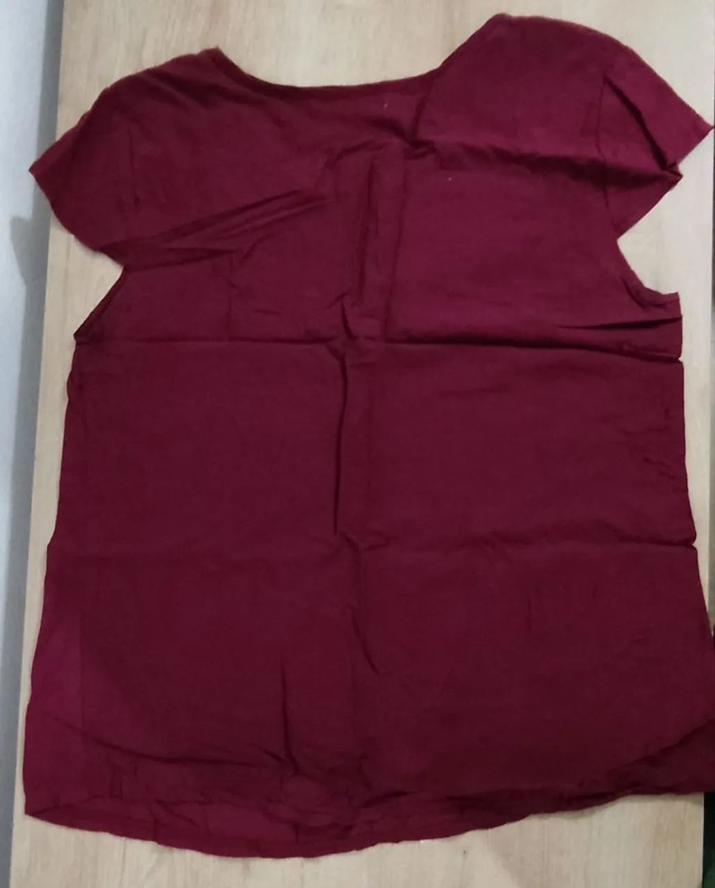 Camiseta vermelho escuro com renda - Foto 3