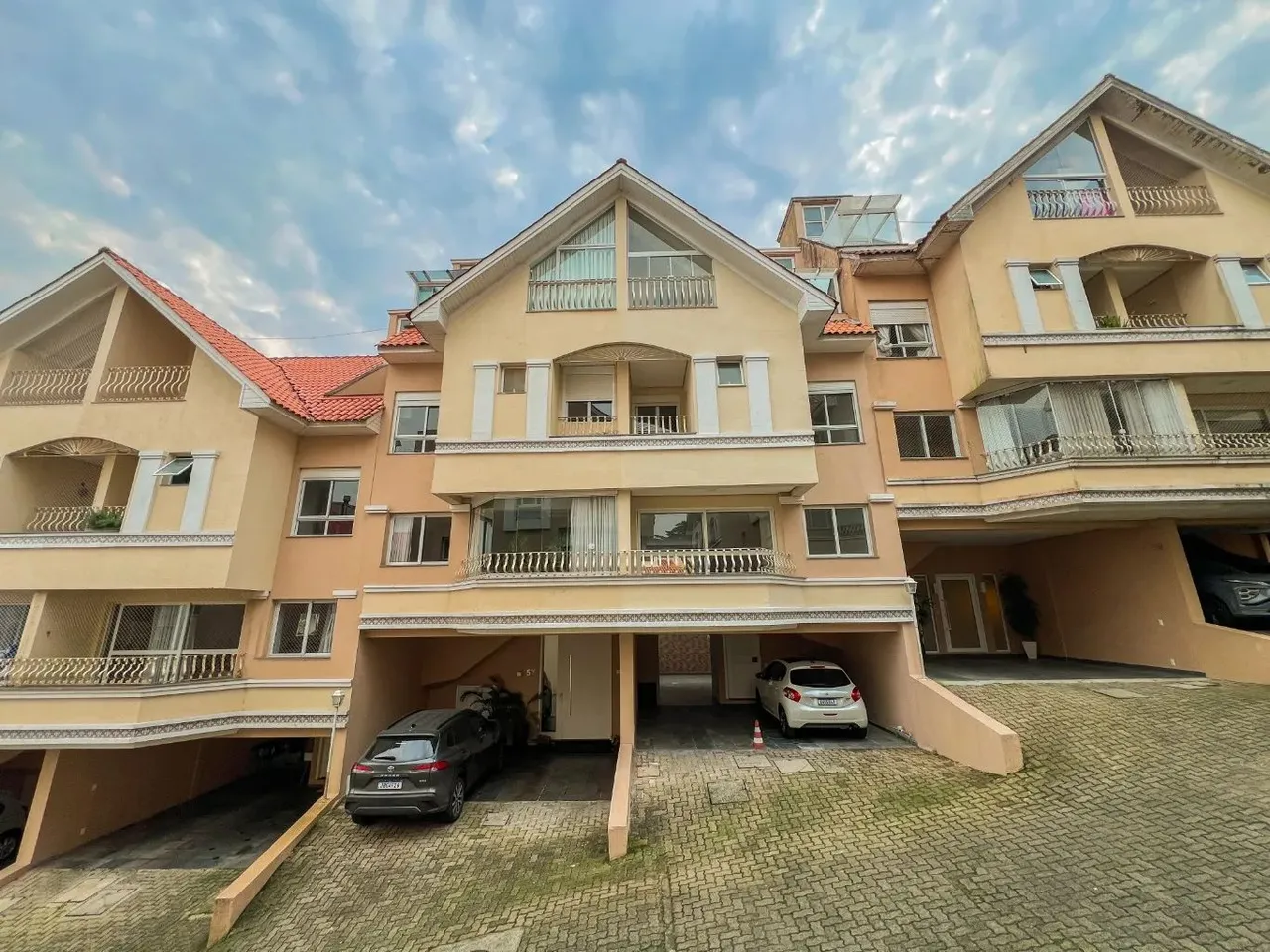 Venda de casa de condomínio no bairro Pedra Redonda com 231 m² e 3 dormitórios/quartos.