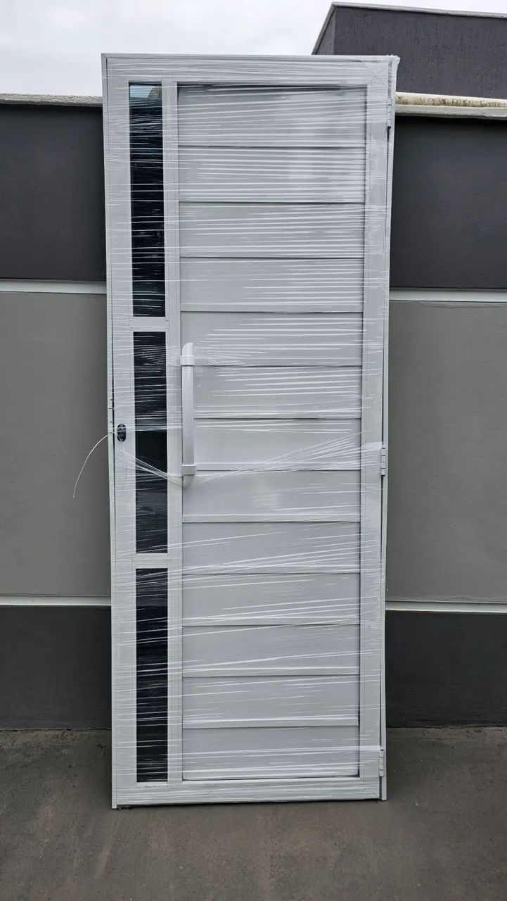Porta de Alumínio Branca 210 X 80 Cm com Vidros Fumê lacrada puxador  - Foto 6