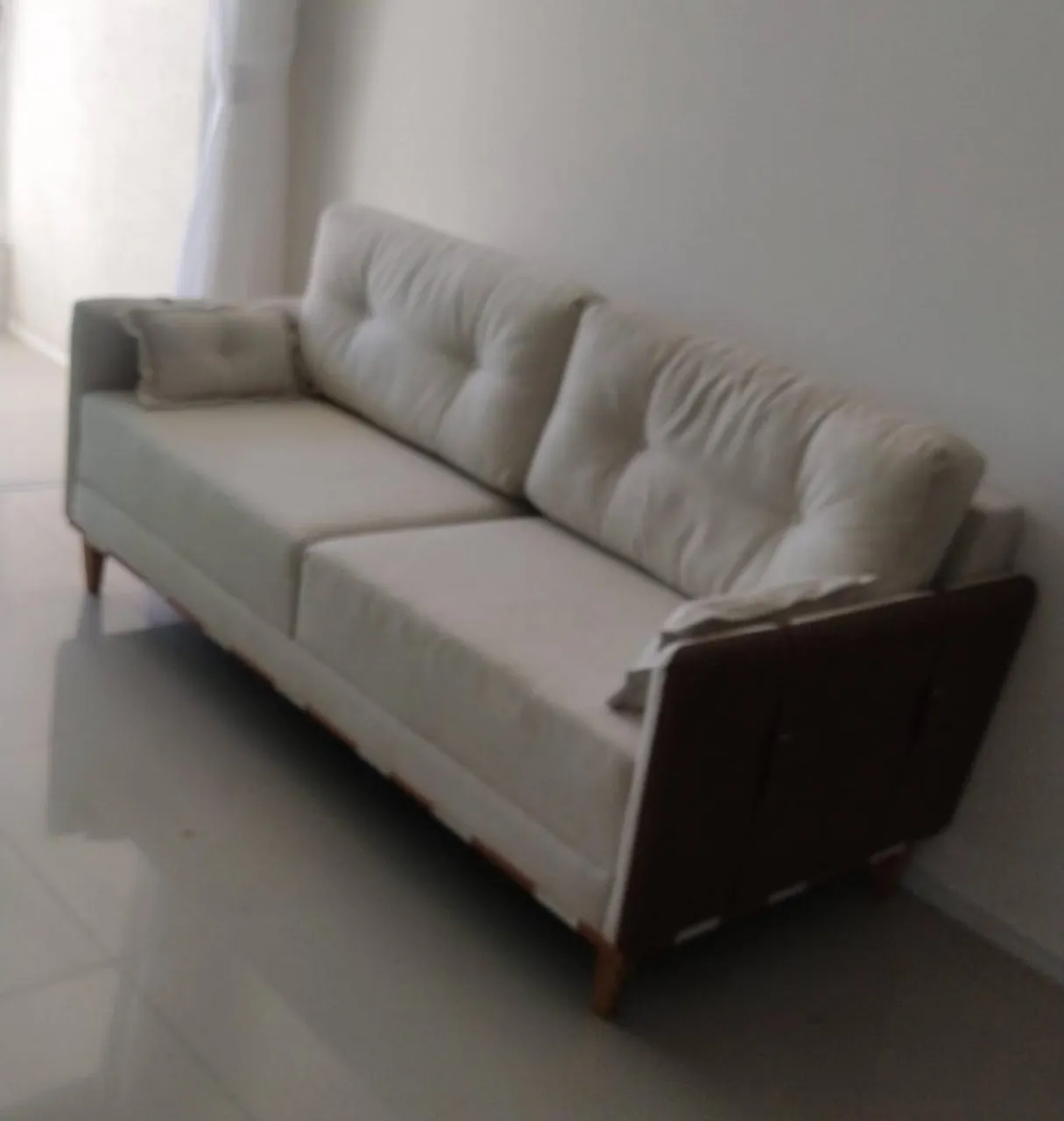 Sofá 2 lugares com design moderno