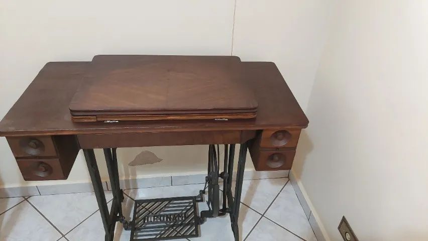 Máquina de costura antiga64168512193921121