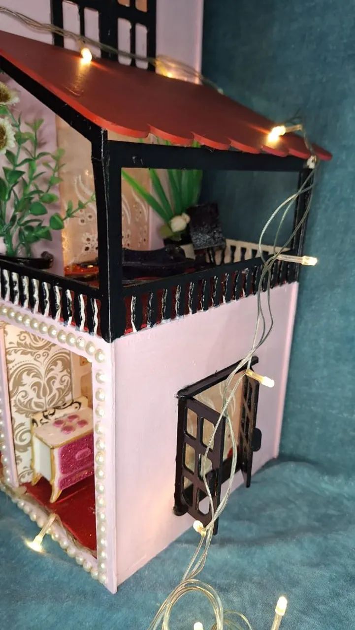 Casinha de Boneca montada decorada com móveis e luz  - Foto 3