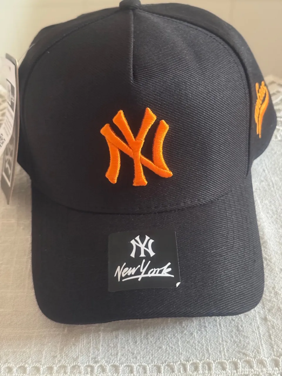 Boné New York Yankees Preto com Bordado Laranja