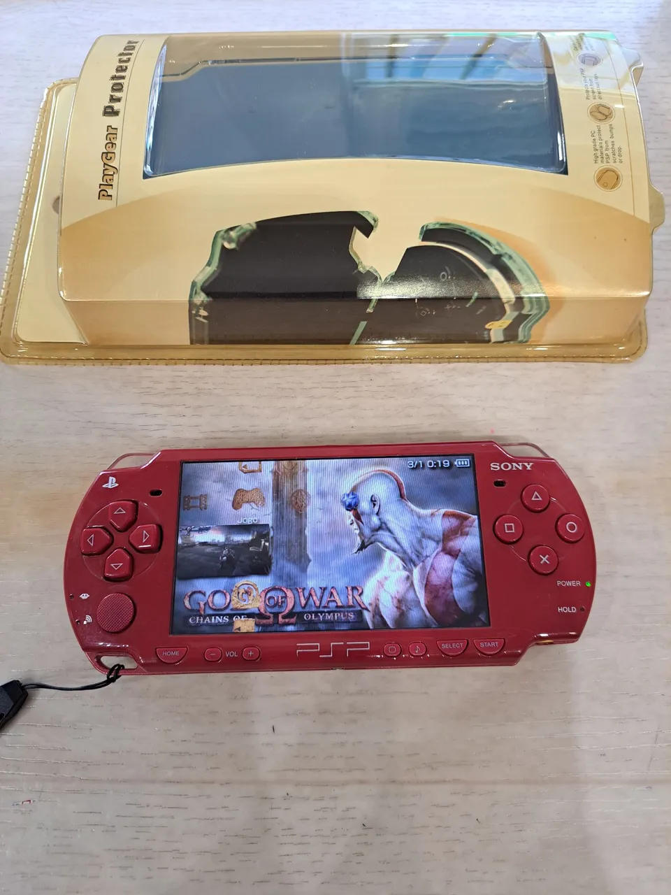 PSP Vermelho com God of War Chains of Olympus