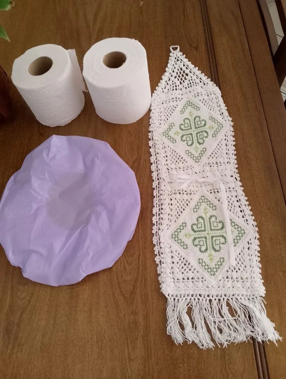 Porta-papel higiênico de crochê com detalhes em verde, touca de banho. SEM USO 