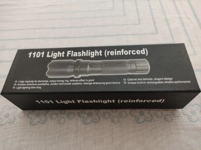 Lanterna iluminação prática e segurança integrada.