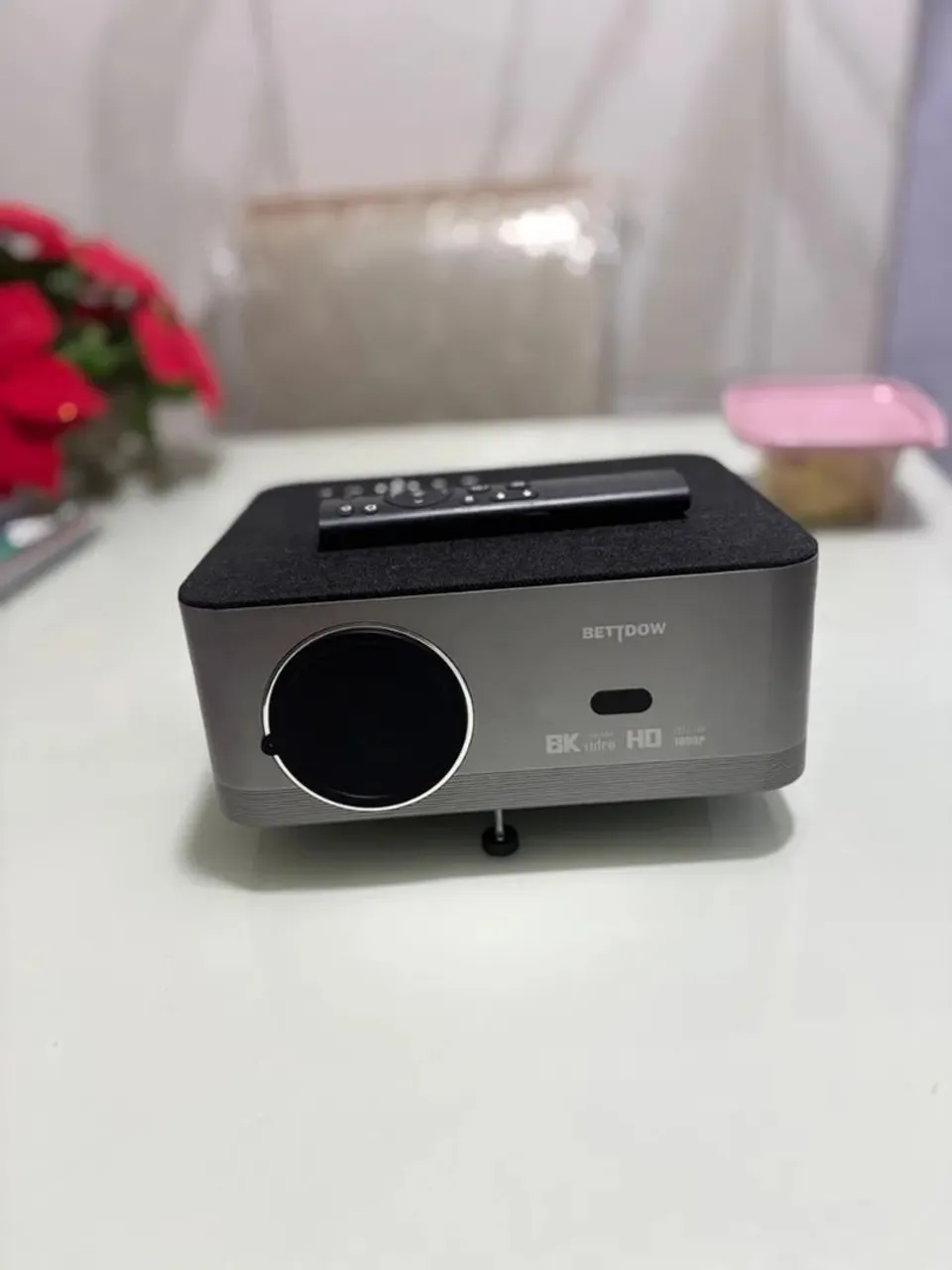 Projetor BETTDOW Ultra HD com áudio integrado
