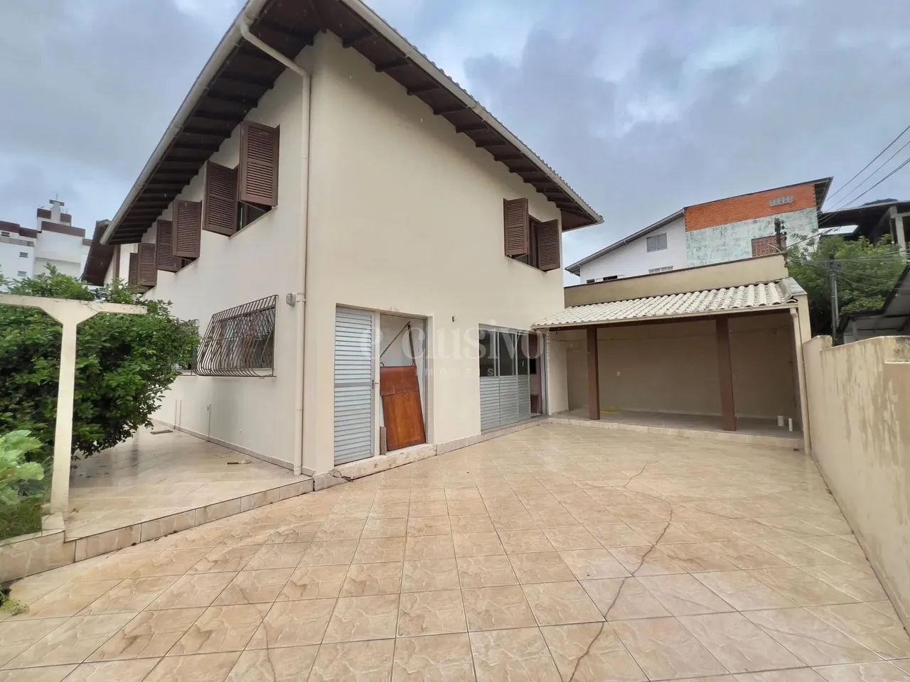 Ampla casa com 5 dormitórios e localização privilegiada - Foto 3
