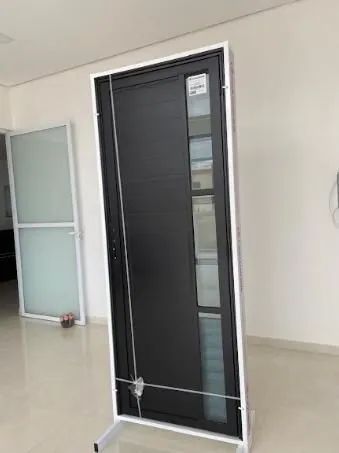 Porta lambril preta com visor e puxador / entregamos  - Foto 2