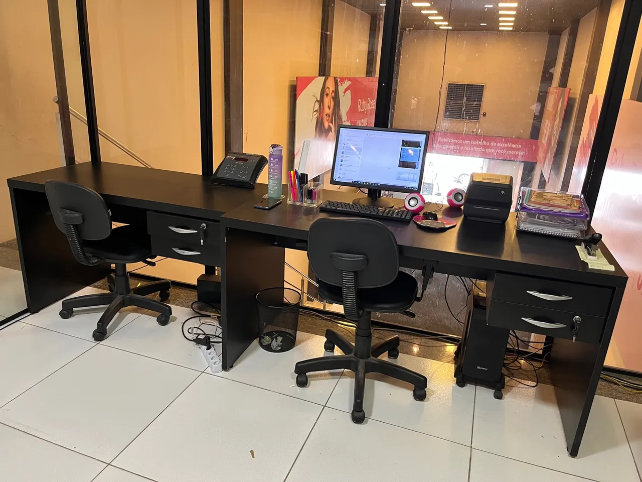 Mesa de escritório preta com gavetas