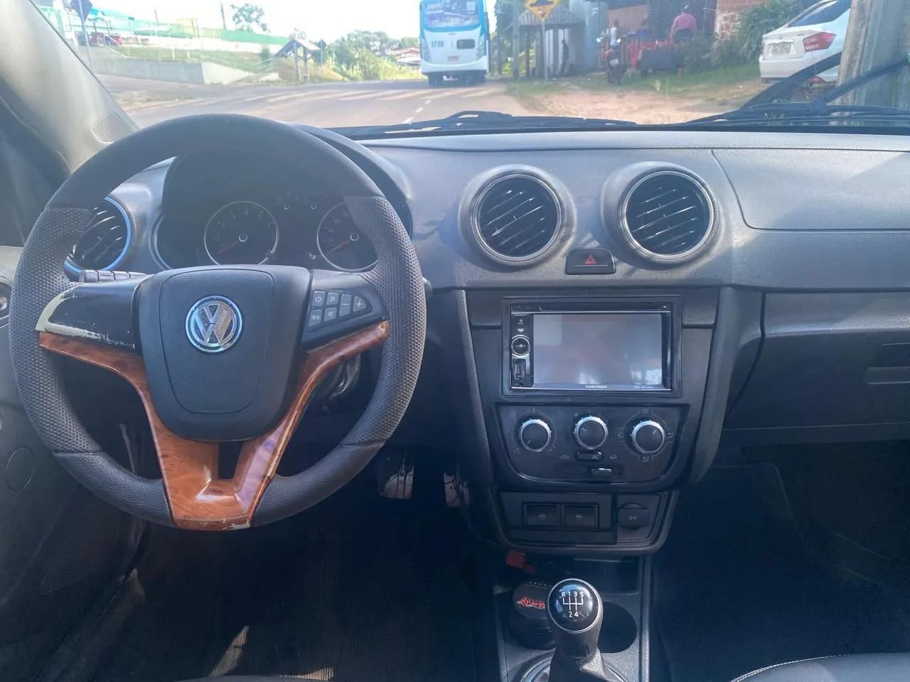 Vendo um carro modelo Voyage - Foto 2