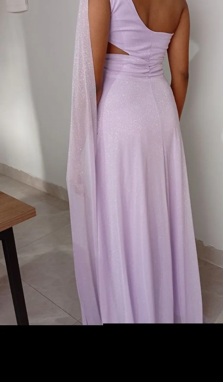 Vestido de festa lilás com detalhe ombro único