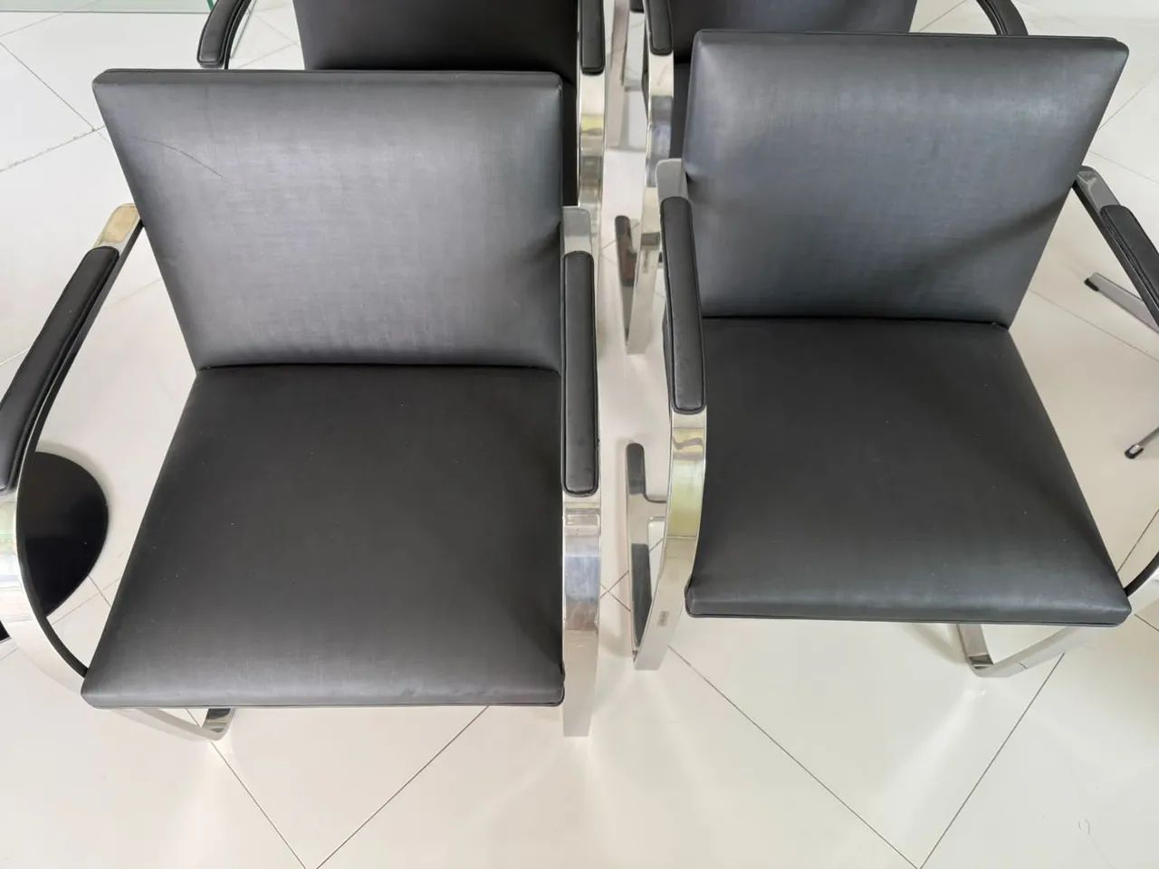 Conjunto de 6 cadeiras de design original da clássica com pés em inox - Foto 3