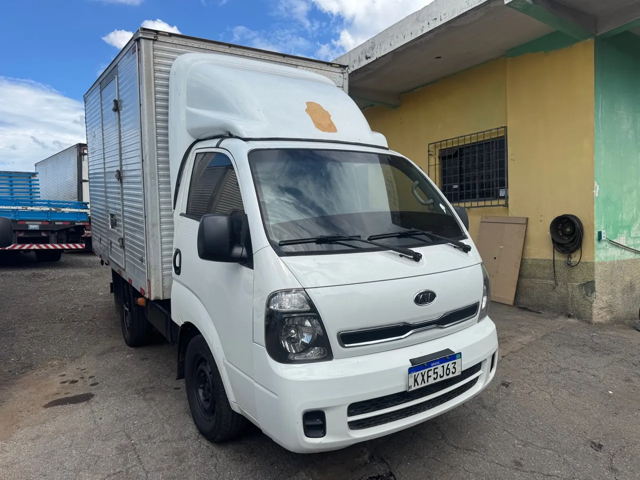 Kia Bongo K2500 baú 2012/2013