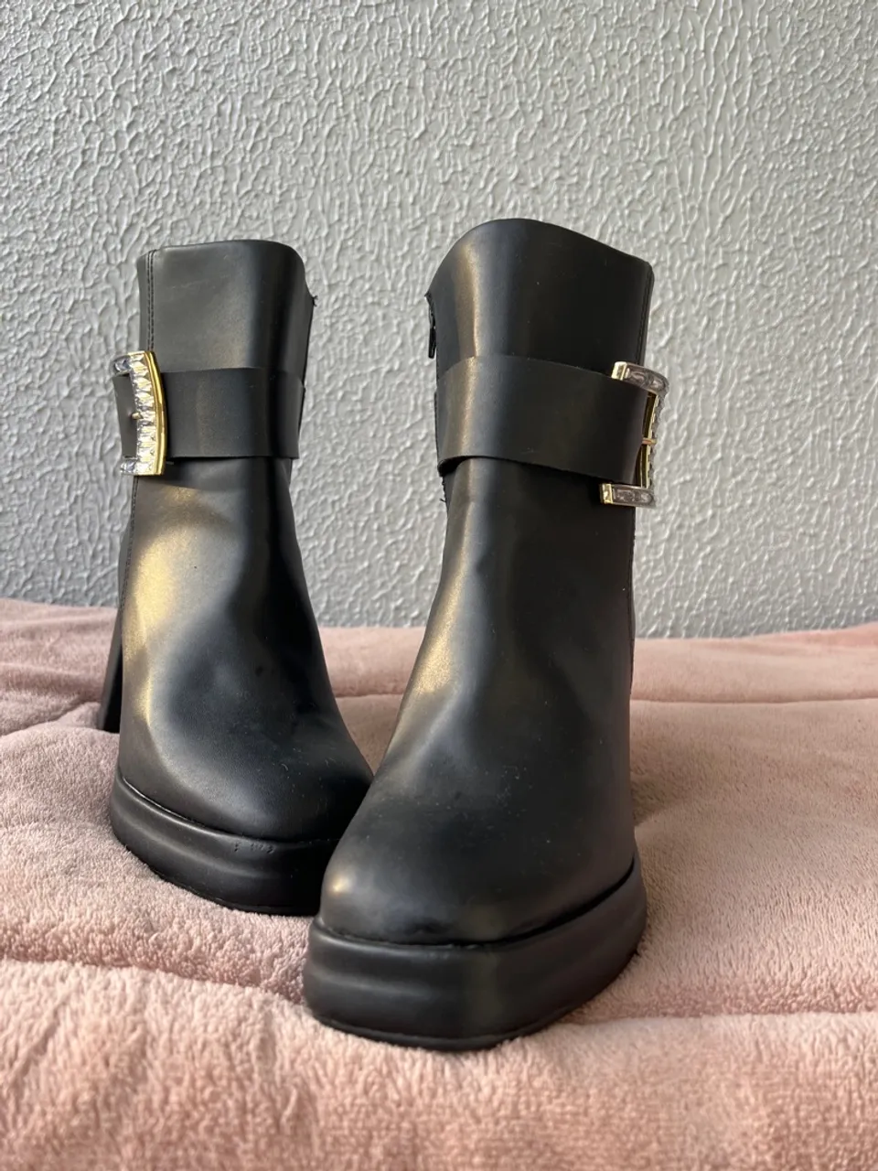 Botas Femininas Plataforma com Detalhes