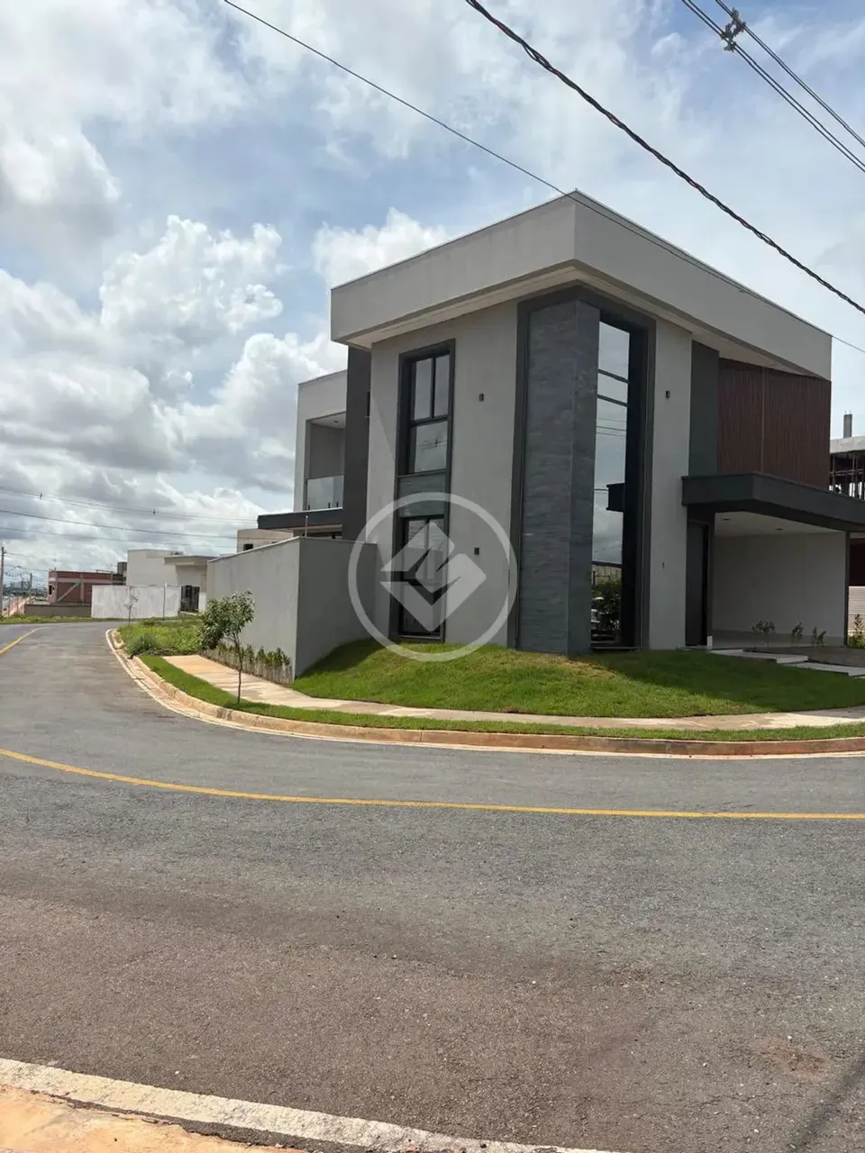 Sobrado de esquina com 4 suítes, suíte master com closed e uma suíte no piso inferior reve