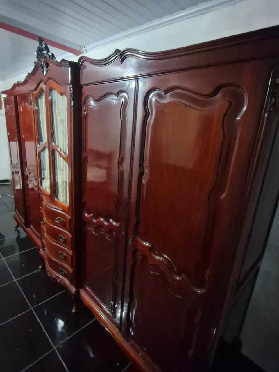 Guarda-Roupa de Madeira Maciça