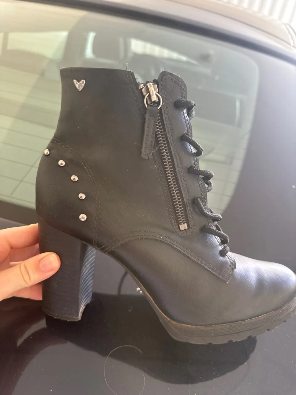 Bota Feminina Preta Salto Alto Detalhes
