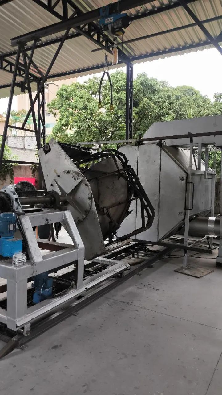 Máquina de rotomoldagem com molde