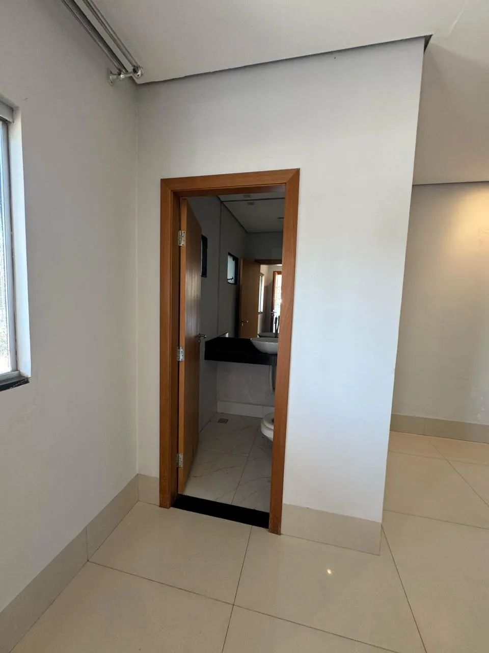 Vendo Linda Casa no Condomínio Flor do Cerrado, Com Piscina. - Foto 5