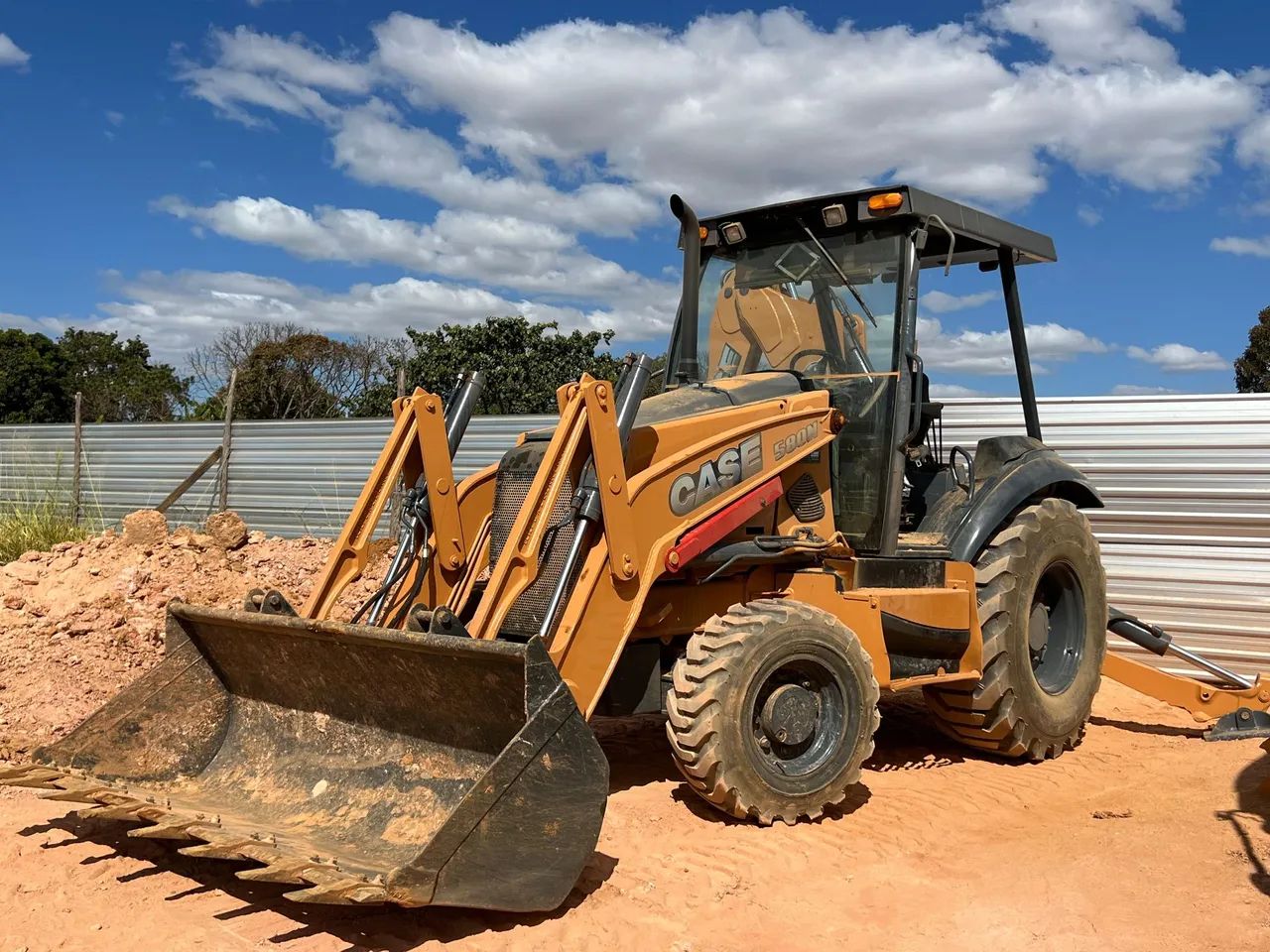 ALUGUEL de RETROESCAVADEIRA 4X4 CASE 580N c/ OPERADOR EXPERIENTE - Solofirme Locações
