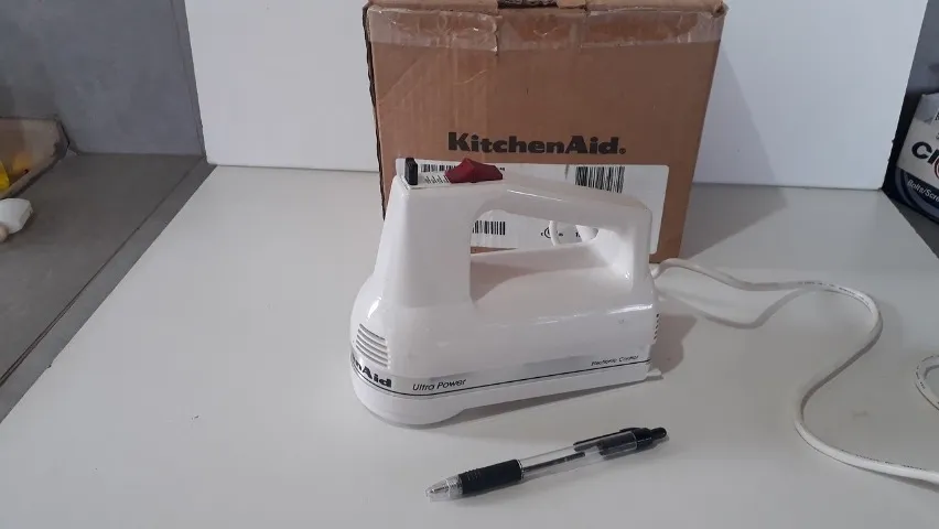 Batedeira de mão KitchenAid pequena 120V mod. KHM3WH-1 sem batedores