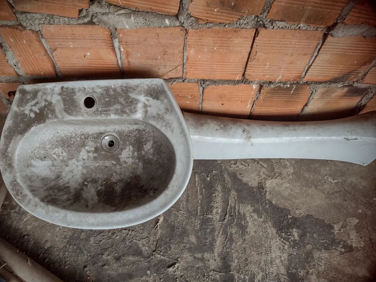 Cuba de pia de banheiro usada