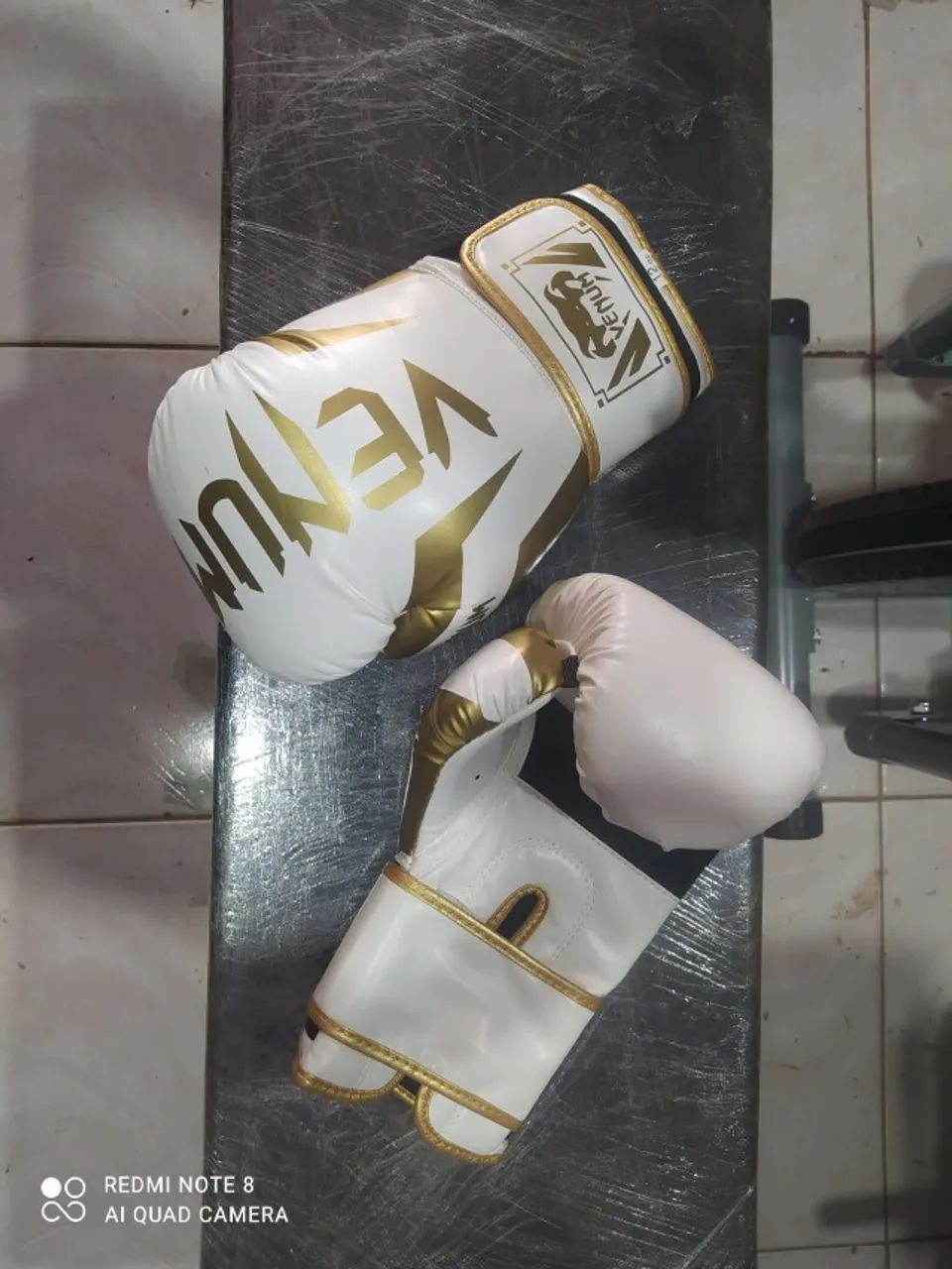 Luva Venum 12 oz branca e dourada  - Foto 5