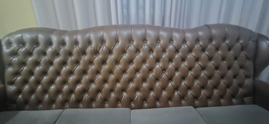 Sofá Clássico em Couro - Estilo Chesterfield - Mais de 40 Anos - Foto 4
