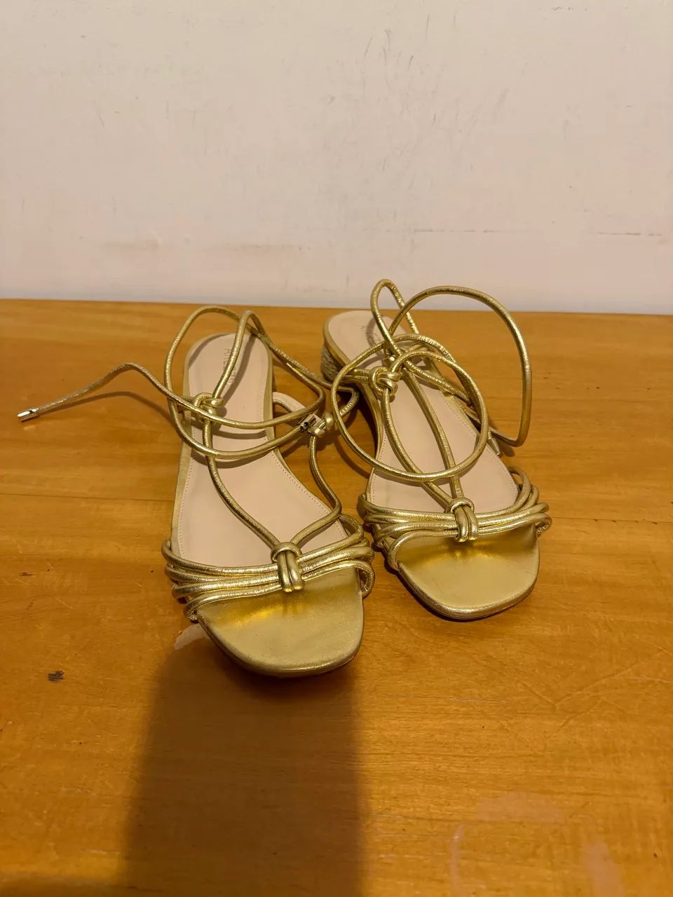 Sandália dourada Arezzo 39 - Foto 2