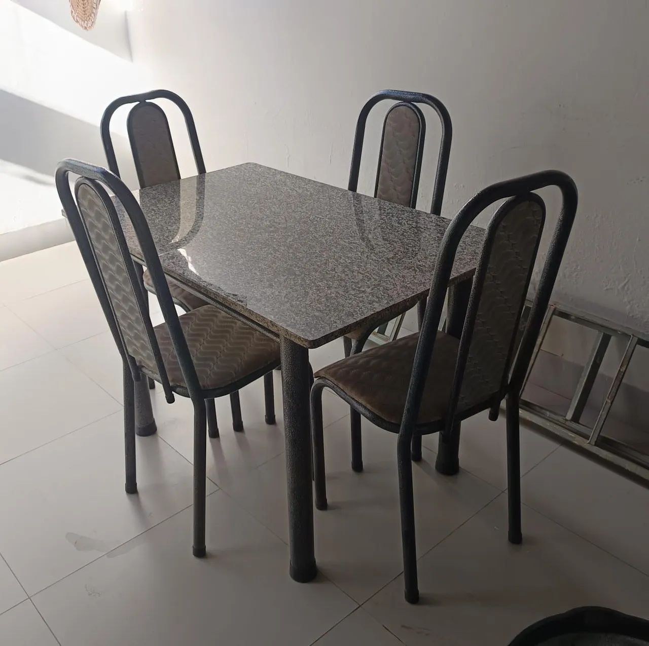 Mesa retangular de granito com 4 cadeiras 