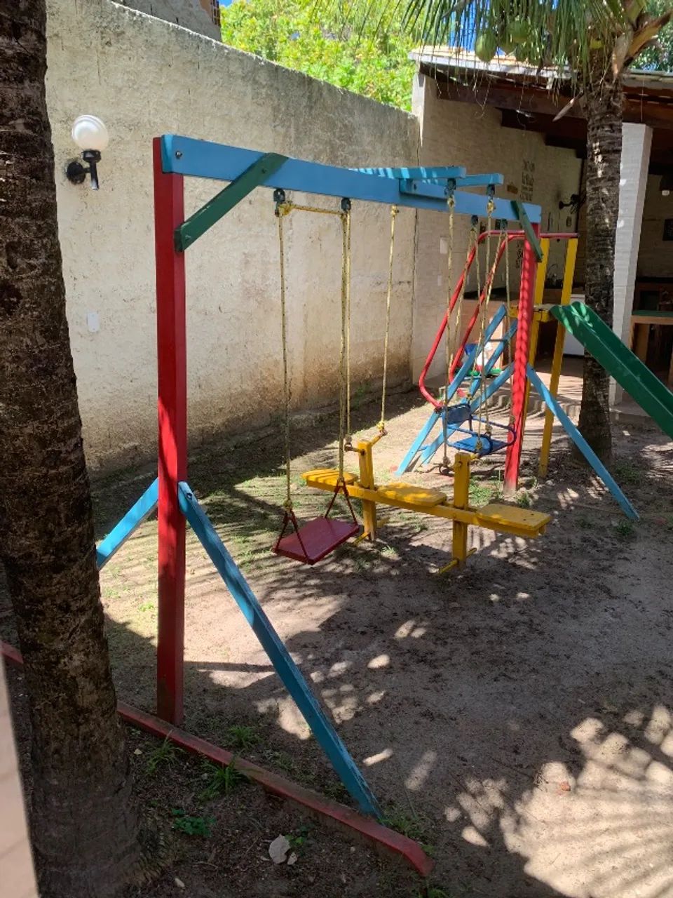 Conjunto de balanços e escorregador de madeira - Foto 3