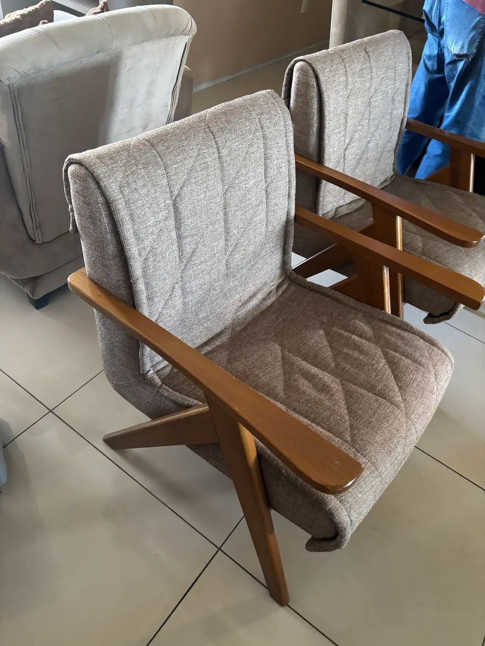 Par de Poltronas/Cadeiras Estofadas em Madeira - Perfeito Estado - Foto 5