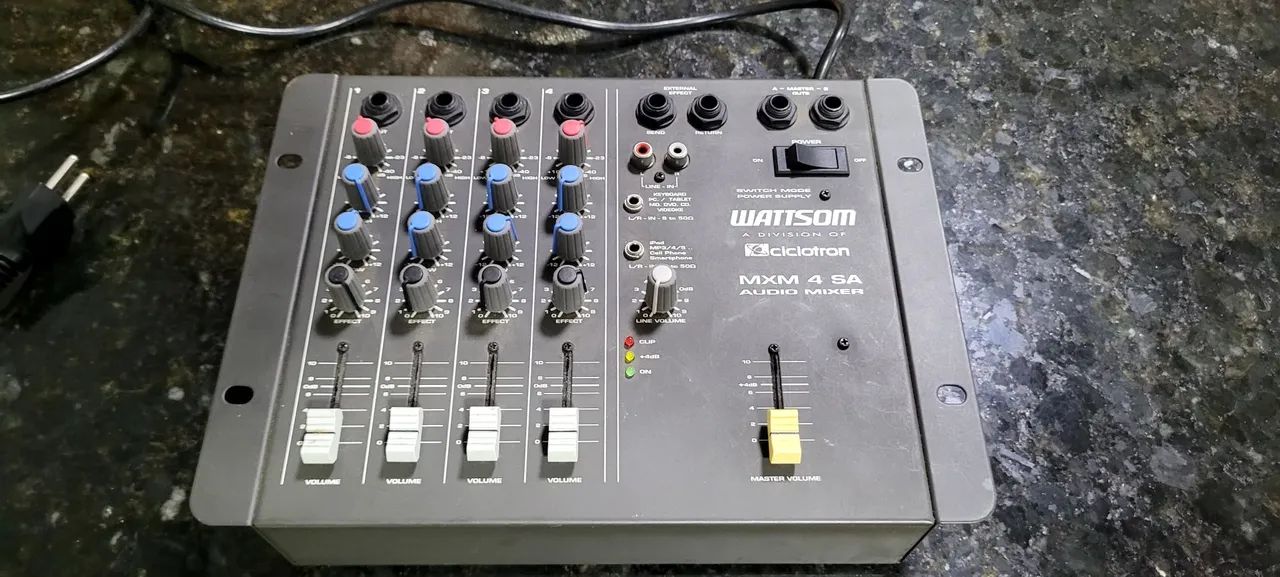 MESA DE SOM 4 CANAIS WATSON 