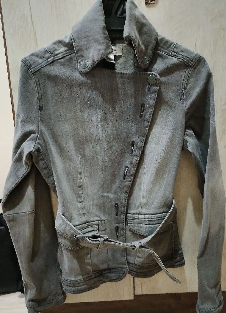 Vendo linda jaqueta importada ,comprada em Portugal.