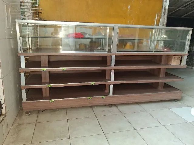 Balcão expositor para bolos