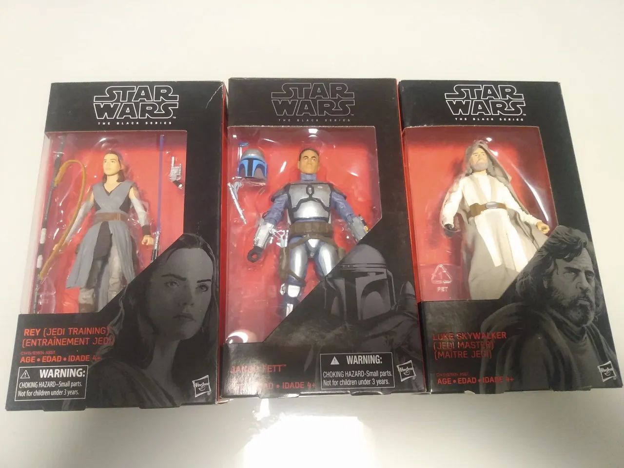 3 bonecos star Wars Black series na caixa( Luke sky Walker, Rey, e Jango Fett)