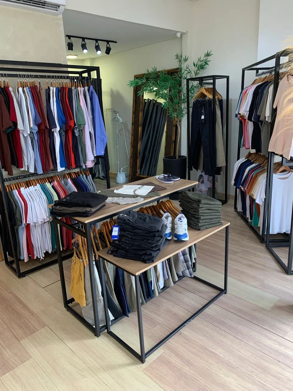Estoque de roupas e móveis para loja de roupa  - Foto 4