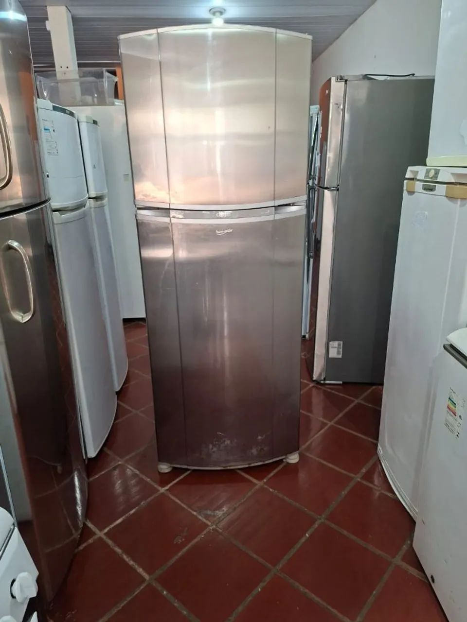 Geladeira consul inox 450 litros com detalhes na parte externa 