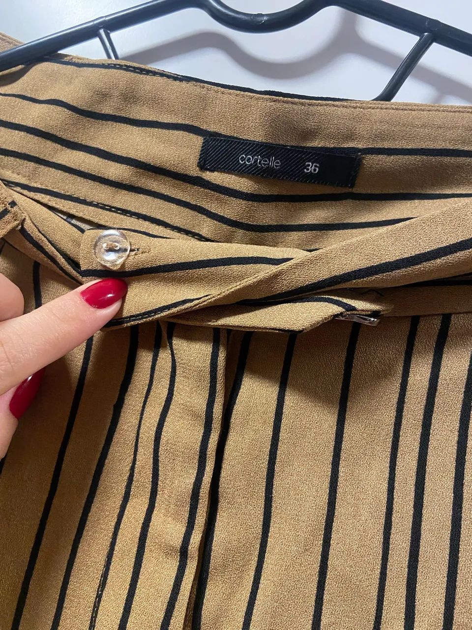 Calça bege com listras pretas 