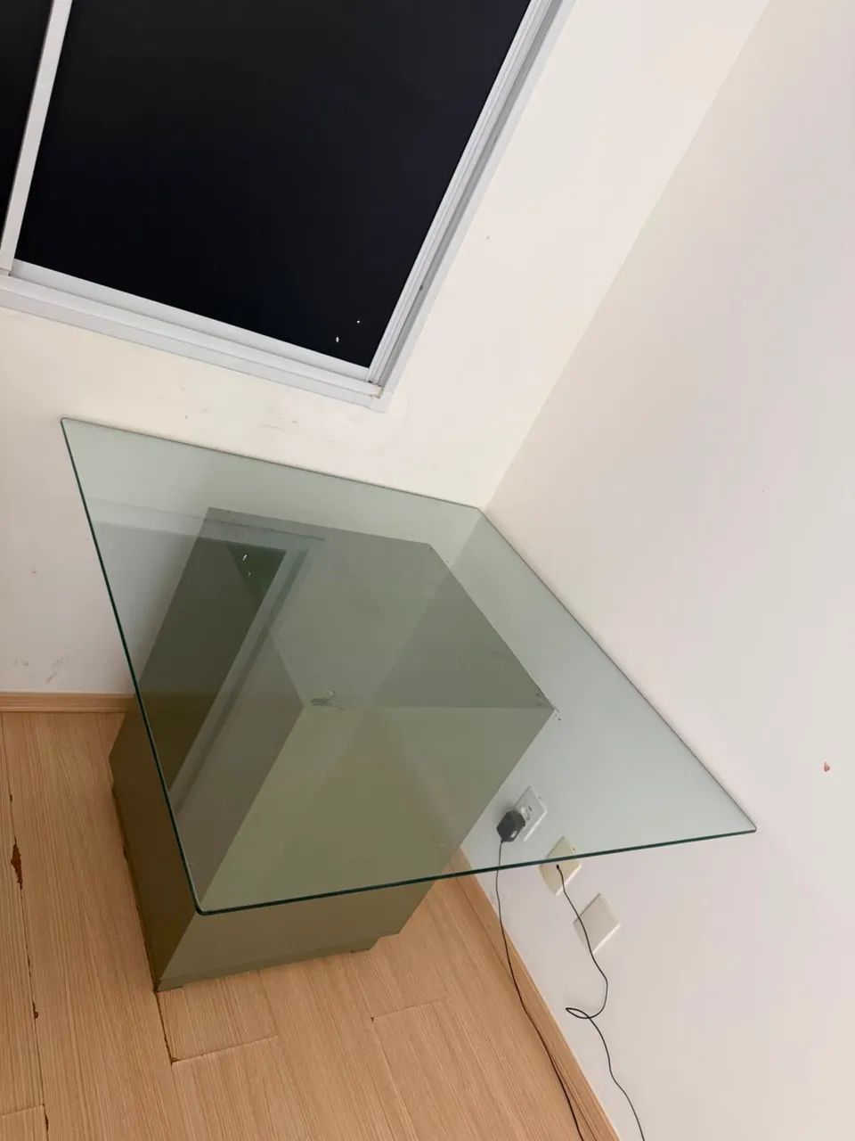 Mesa de Jantar 110 x 110cm em vidro temperado com base de madeira - Foto 4