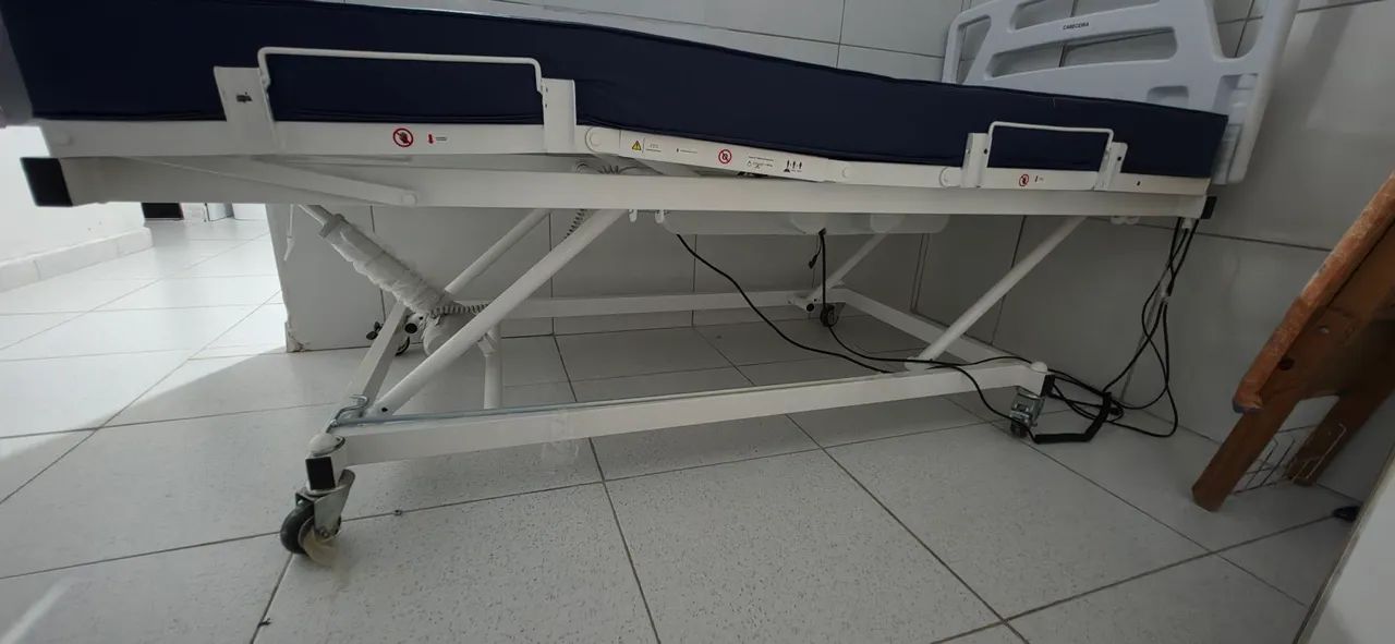 Cama hospitalar elétrica com elevação. 