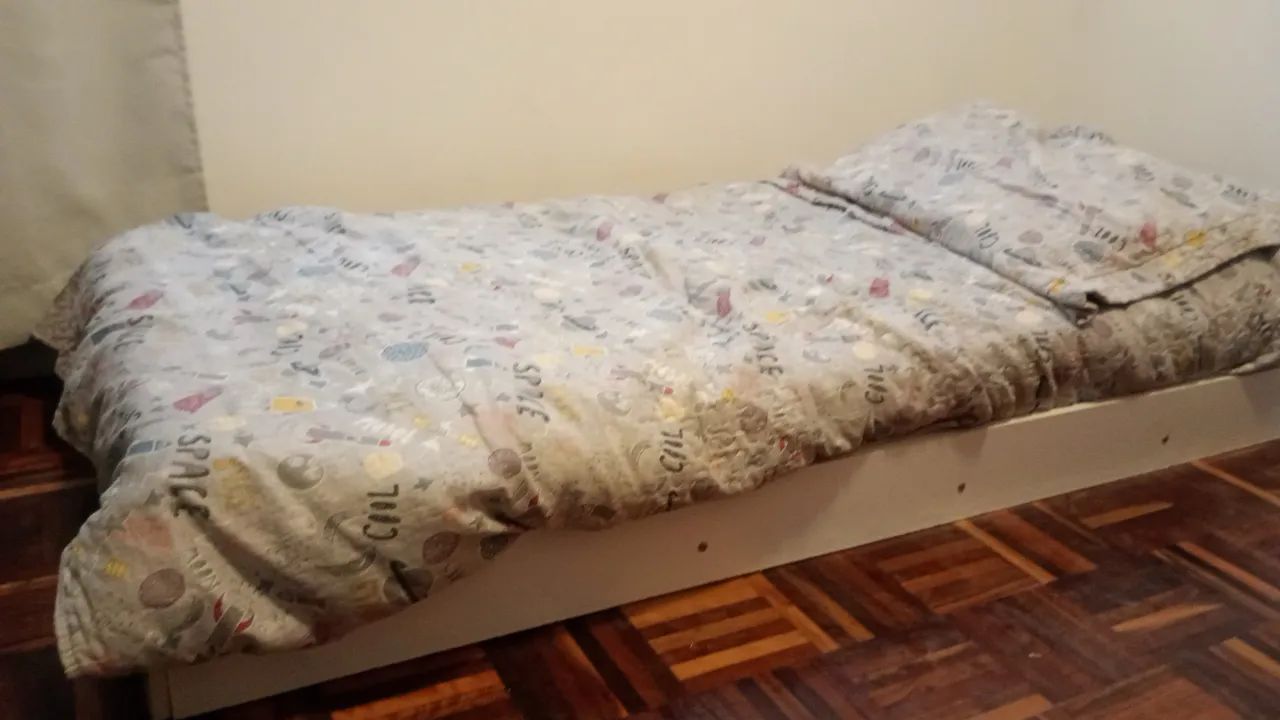 Vendo cama com escada e escorregador e cama auxiliar - Foto 2
