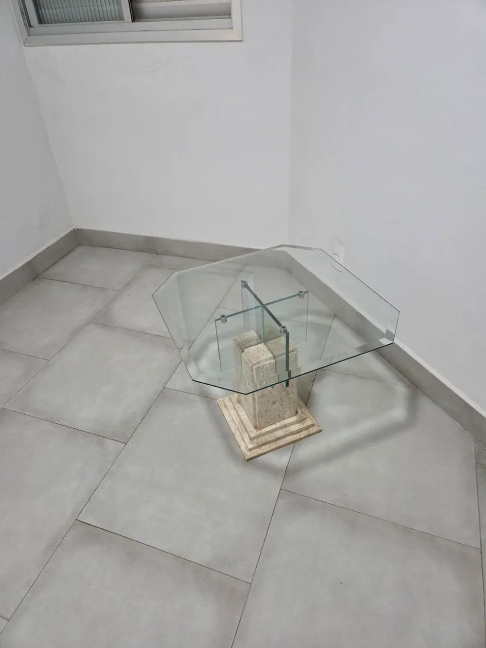 Mesa de Centro Quadrada com Tampo de Vidro e Base em Pedra Natural - Foto 3