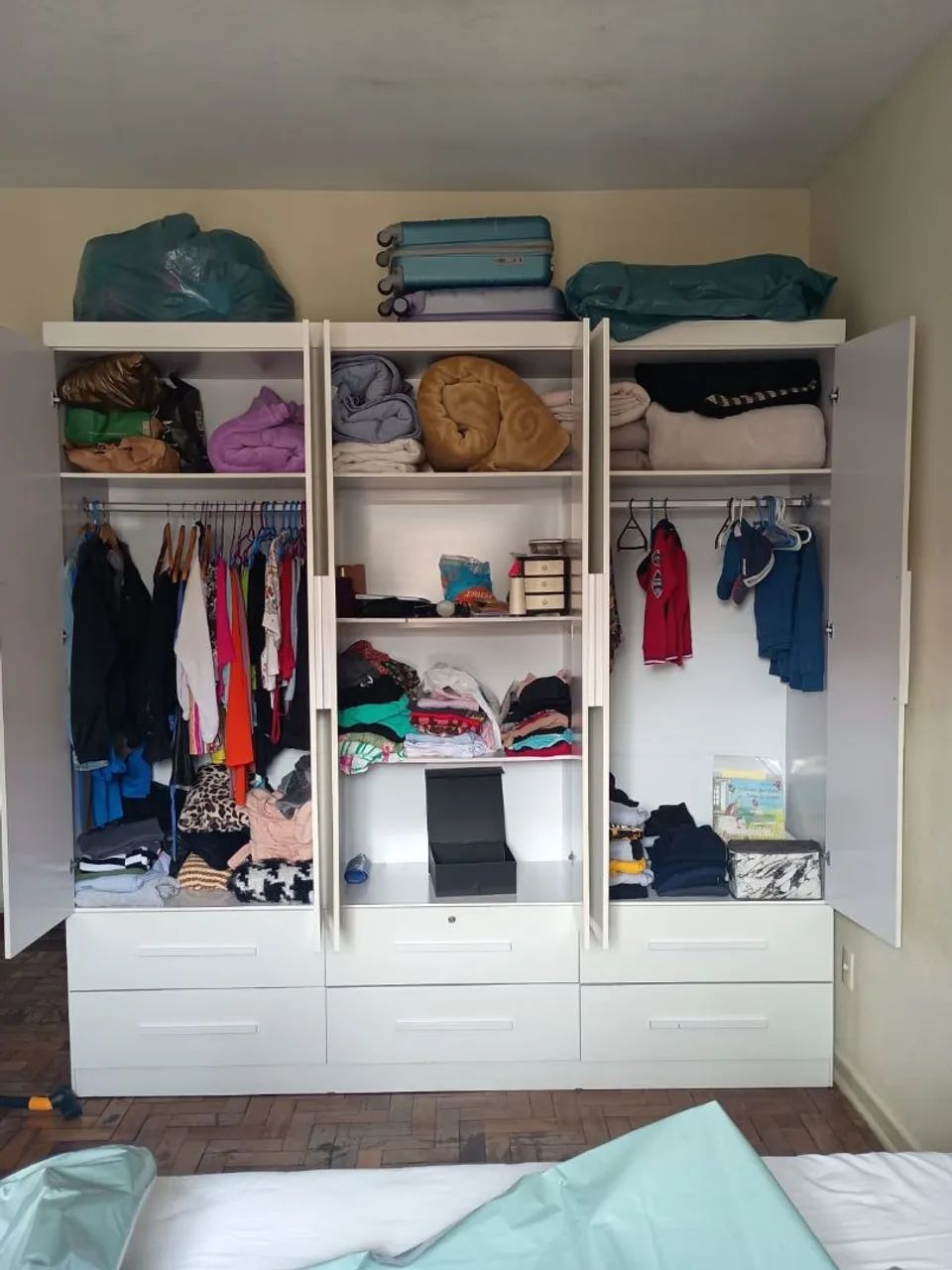 Guarda-roupa seis portas 6 gavetas bem conservado apenas r$r$ 400 - Foto 4