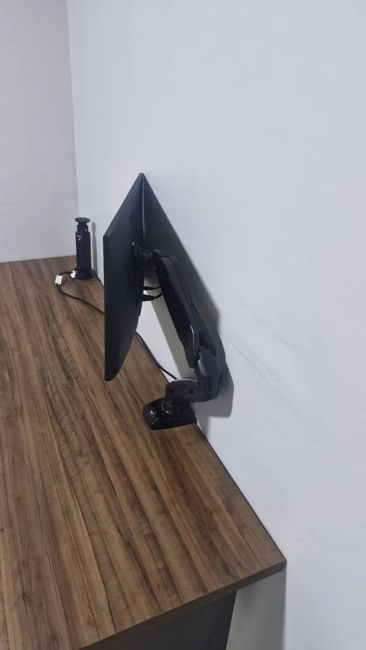 Escrivaninha com suporte monitor articulado e torre de tomada e cadeira. - Foto 3