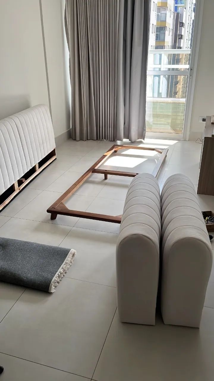 Sofá Canelado com Base de Madeira e Acabamento Sofisticado - Foto 4