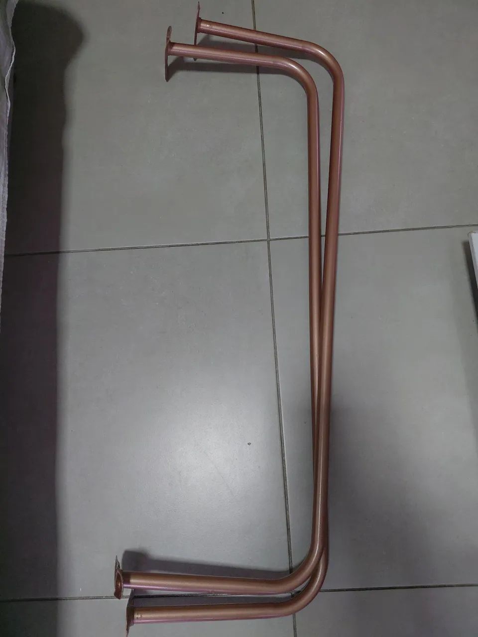 Kit 2 expositores araras de parede rose gold - Foto 2
