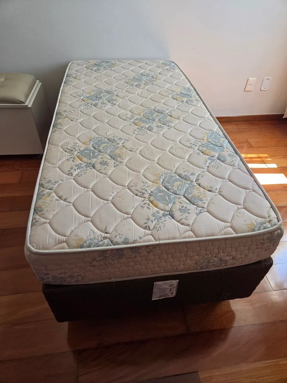 Vendo box + colchão solteiro 90cm - Foto 2