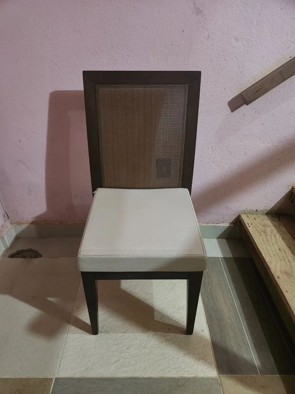 Conjunto de cadeiras em madeira maciça 